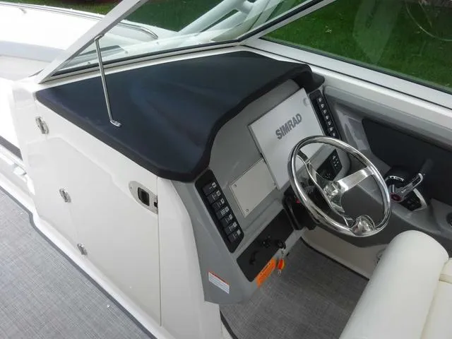 Slide: The Image of Robalo R247 2022 - 13