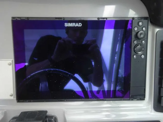 Slide: The Image of Robalo R247 2022 - 14