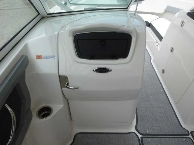 Slide: The Image of Robalo R247 2022 - 15