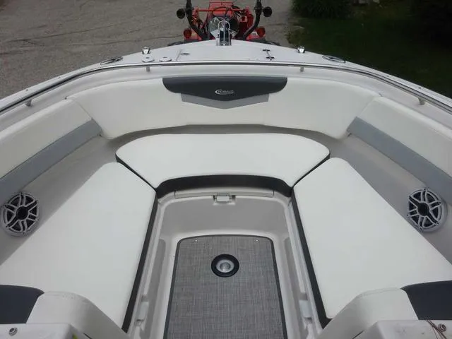 Slide: The Image of Robalo R247 2022 - 18