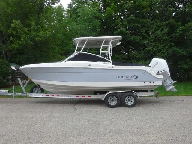 Slide: The Image of Robalo R247 2022 - 23