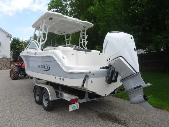 Slide: The Image of Robalo R247 2022 - 5