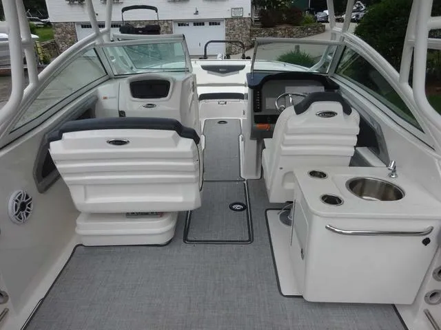 Slide: The Image of Robalo R247 2022 - 6