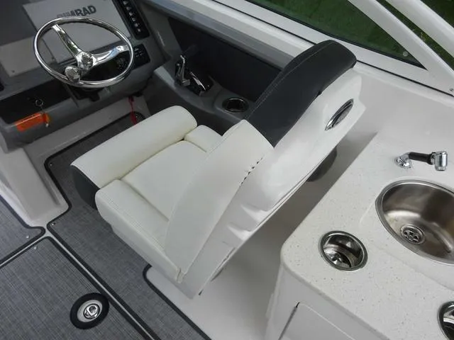 Slide: The Image of Robalo R247 2022 - 7