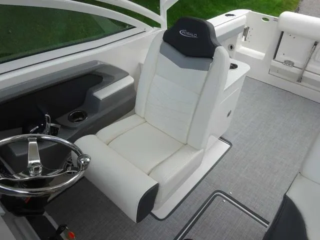 Slide: The Image of Robalo R247 2022 - 8