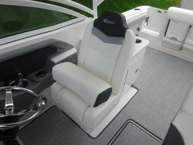 Slide: The Image of Robalo R247 2022 - 9