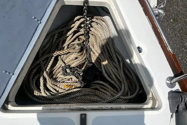 Slide: The Image of Anchor chain and rope in CAL 39 MK II Sloop's storage compartment, 1980 model. - 44