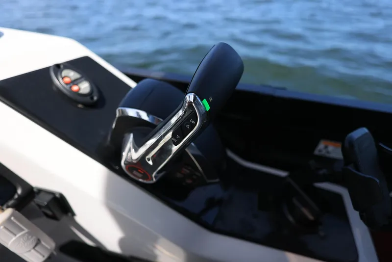 Slide: The Image of Throttle control of 2023 Viaggio DIAMANTE 23S boat, with water in the background. - 12
