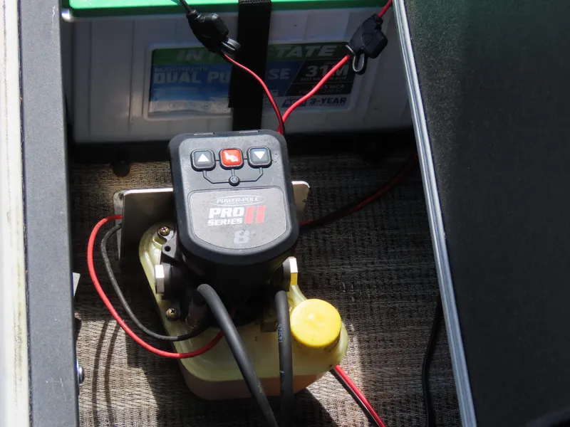 Slide: The Image of Power-Pole Pro Series II 8 control unit with battery in Viaggio DIAMANTE 23S, 2023 model. - 28