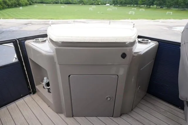 Slide: The Image of 2019 Bennington 25' Pontoon boat interior with storage compartment and cup holders. - 15