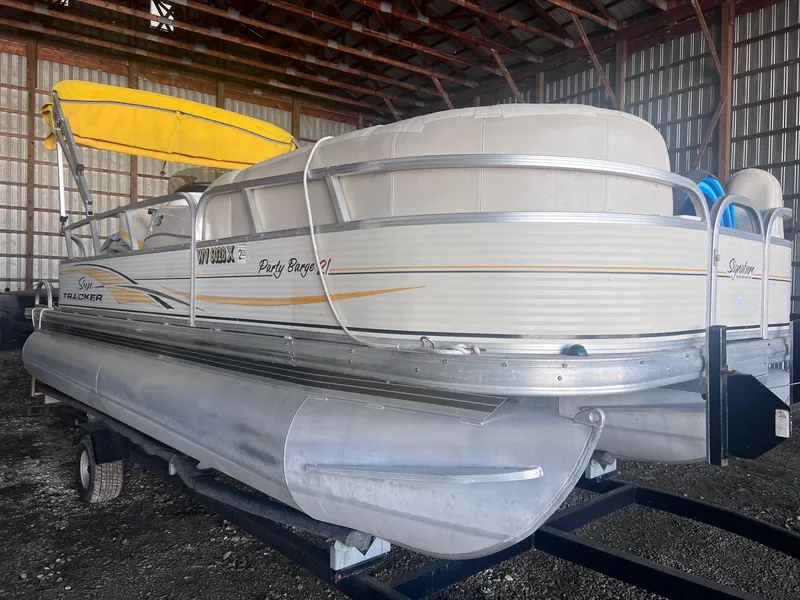 Slide: The Image of 2010 Sun Tracker PARTY BARGE 21 Signature Series pontoon boat in storage. - 7