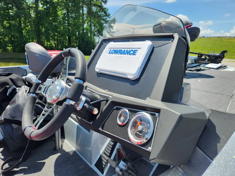 Slide: The Image of 2019 Ranger Z519L boat dashboard with steering wheel and Lowrance display. - 10