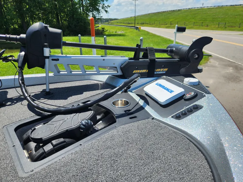 Slide: The Image of 2019 Ranger Z519L boat deck with Minn Kota trolling motor and Lowrance electronics. - 9