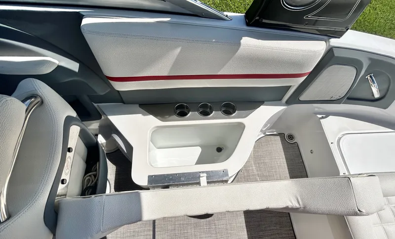 Slide: The Image of Cobalt R5 Surf 2020 - 51