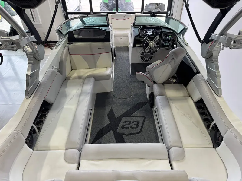 Slide: The Image of MasterCraft X23 2018 - 13