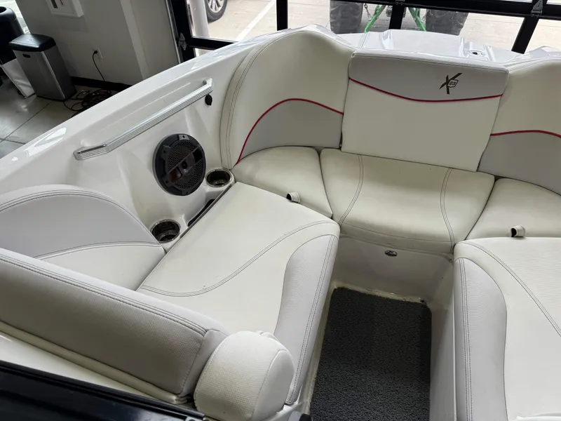 Slide: The Image of MasterCraft X23 2018 - 19