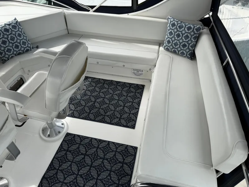 Slide: The Image of Bayliner 3988 Command Bridge Motoryacht 2001 - 51