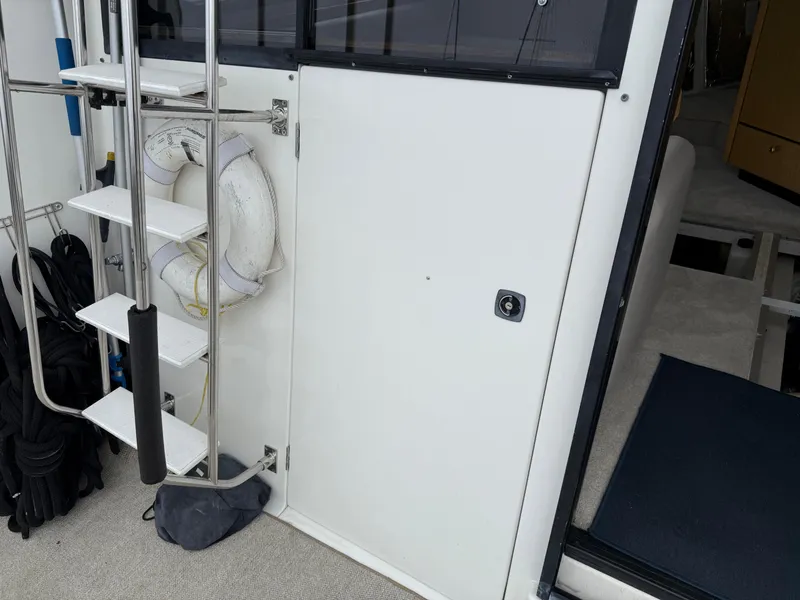 Slide: The Image of Bayliner 3988 Command Bridge Motoryacht 2001 - 61