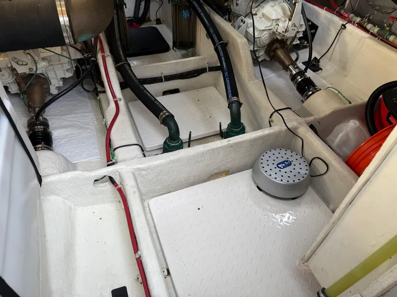 Slide: The Image of Bayliner 3988 Command Bridge Motoryacht 2001 - 66