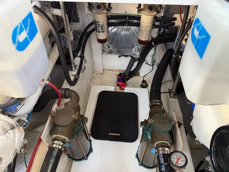 Slide: The Image of Bayliner 3988 Command Bridge Motoryacht 2001 - 68