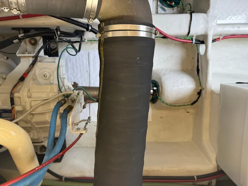 Slide: The Image of Bayliner 3988 Command Bridge Motoryacht 2001 - 69