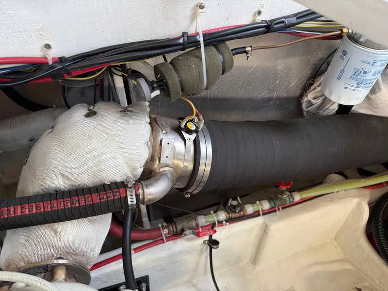 Slide: The Image of Bayliner 3988 Command Bridge Motoryacht 2001 - 79