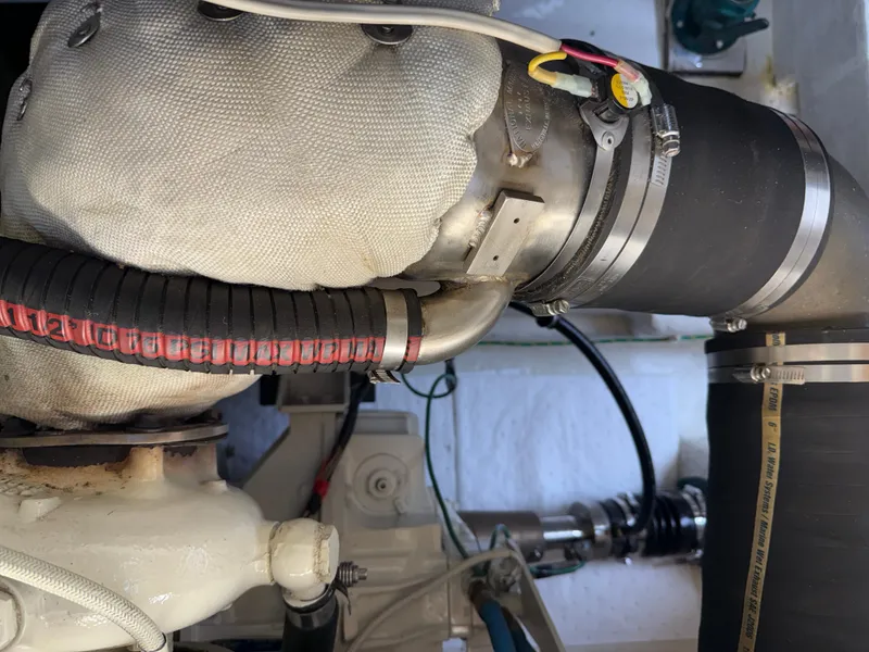 Slide: The Image of Bayliner 3988 Command Bridge Motoryacht 2001 - 80