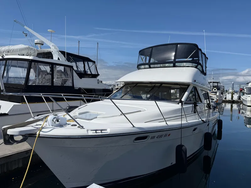 Slide: The Image of Bayliner 3988 Command Bridge Motoryacht 2001 - 88