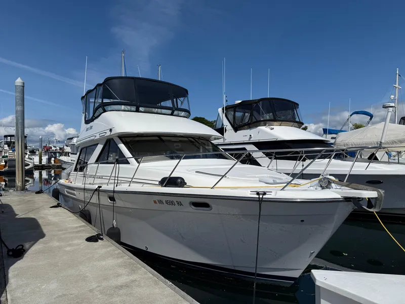 Slide: The Image of Bayliner 3988 Command Bridge Motoryacht 2001 - 89