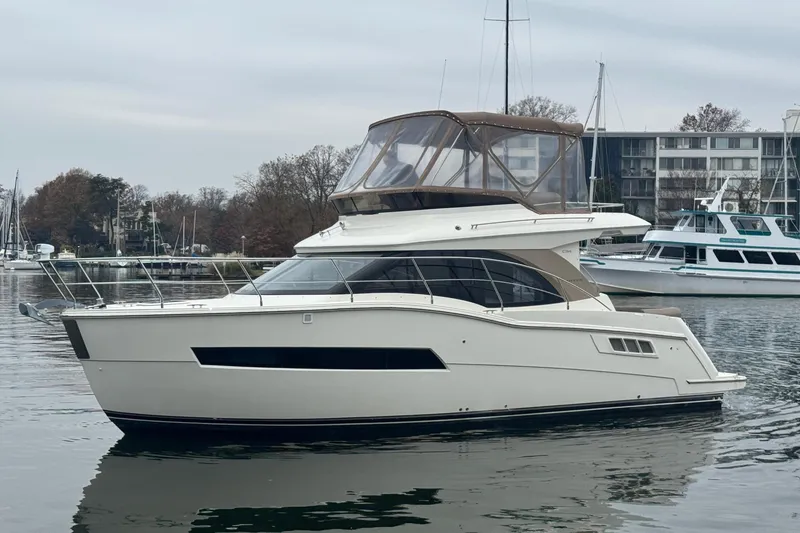 The Image of 2016 Carver C34 Command Bridge Port Bow - 0