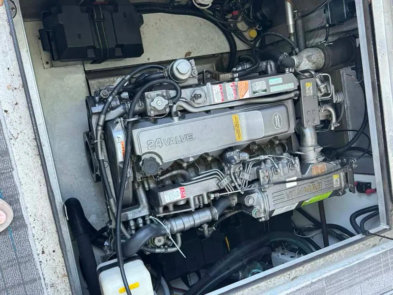 Slide: The Image of 2004 Thoroughbred 6516 engine, 24-valve, in a mechanical compartment. - 32