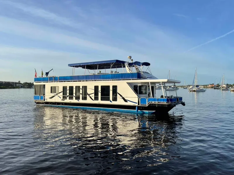 Slide: The Image of Houseboat Thoroughbred 6516, 2004 model, cruising on calm waters under a clear blue sky. - 4