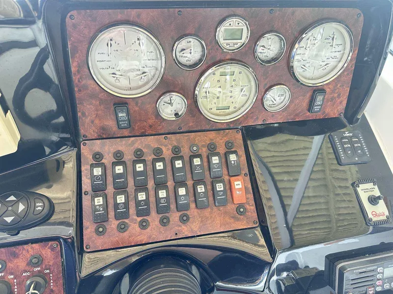 Slide: The Image of Standard Horizon GPS device on 2014 Rinker 310 Express Cruiser dashboard. - 20