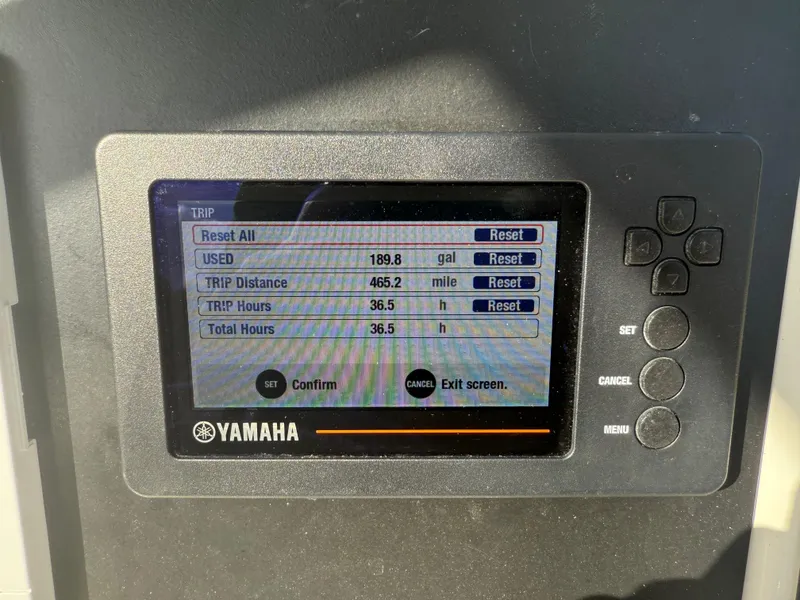 Slide: The Image of Yamaha display showing trip data: 189.8 gallons used, 465.2 miles, 36.5 hours. Robalo R222 2023. - 39