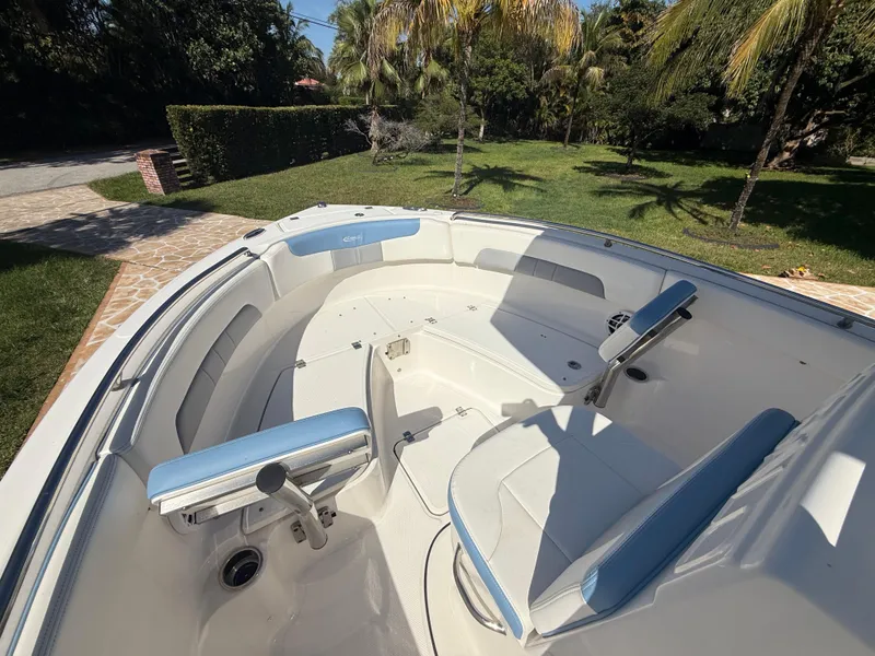 Slide: The Image of Robalo R222 2023 - 50