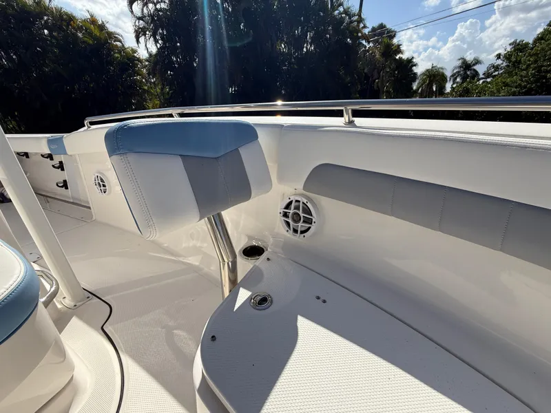 Slide: The Image of Robalo R222 2023 - 51