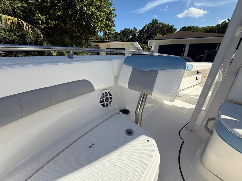 Slide: The Image of Robalo R222 2023 - 52