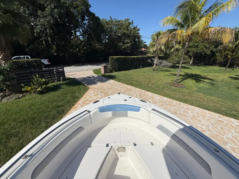 Slide: The Image of Robalo R222 2023 - 54