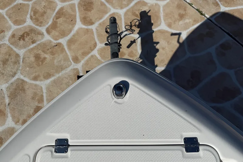 Slide: The Image of Robalo R222 2023 - 55