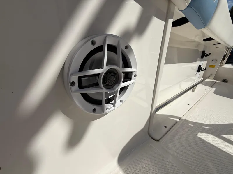 Slide: The Image of Robalo R222 2023 - 57