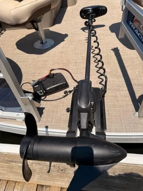 Slide: The Image of 2023 Sun Tracker Fishin' Barge 20 DLX with trolling motor and battery on deck. - 13