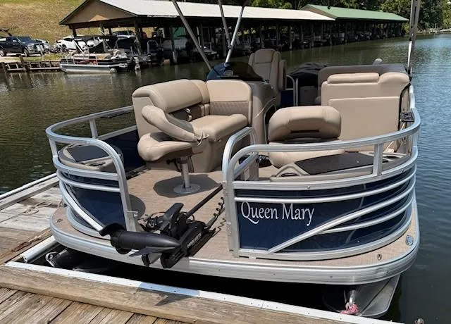 Slide: The Image of 2023 Sun Tracker Fishin' Barge 20 DLX pontoon boat docked, named "Queen Mary." - 3