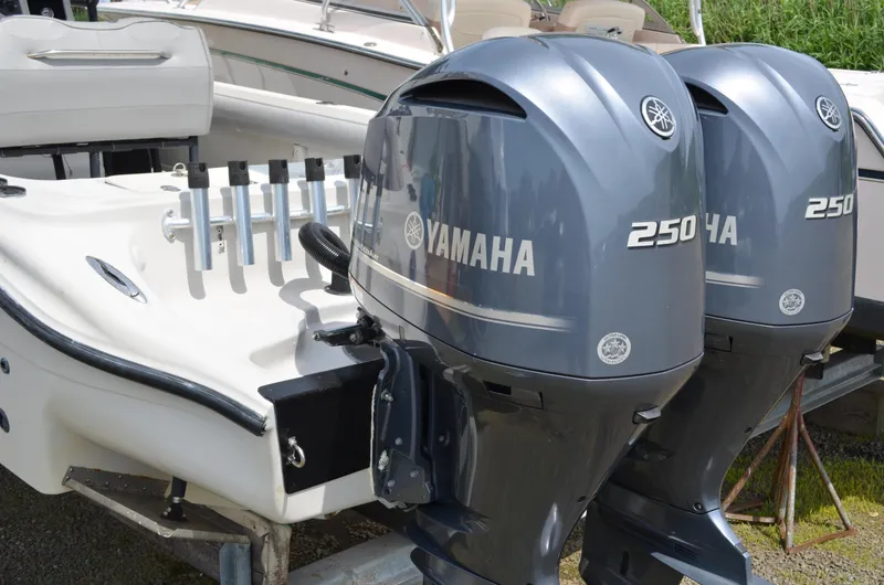 Slide: The Image of 2005 Glasstream 328 SCX boat with dual Yamaha 250 outboard motors. - 14