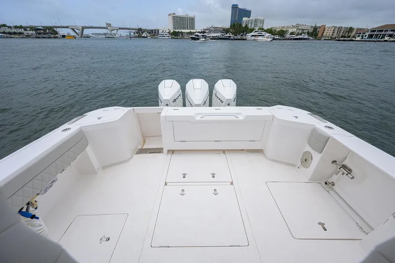 Slide: The Image of 2023 Intrepid 41 Valor - 6