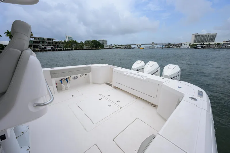 Slide: The Image of 2023 Intrepid 41 Valor - 7