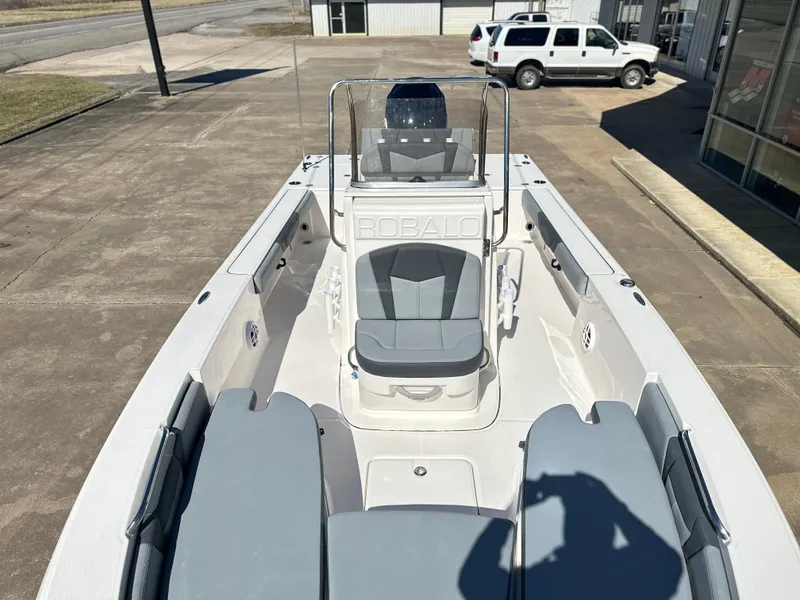 Slide: The Image of Robalo 226 Cayman 2025 - 6