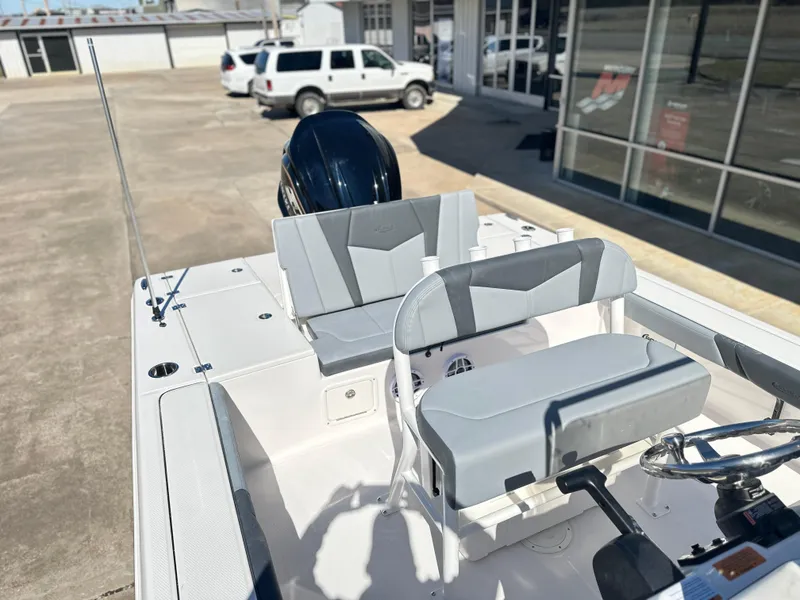 Slide: The Image of Robalo 226 Cayman 2025 - 7