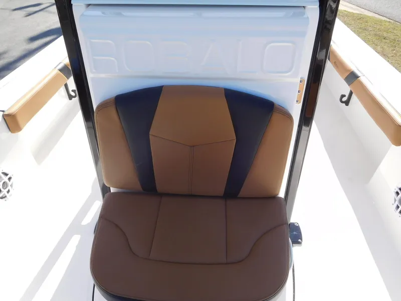 Slide: The Image of Robalo 226 Cayman 2024 - 8