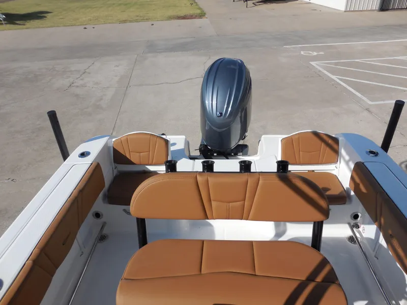 Slide: The Image of Robalo R200 Center Console 2025 - 10