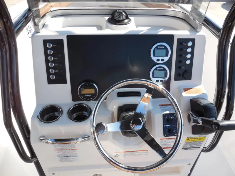 Slide: The Image of Robalo R200 Center Console 2025 - 11